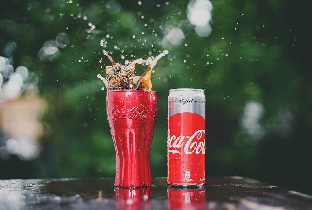 Família feliz desfrutando Coca-Cola juntos