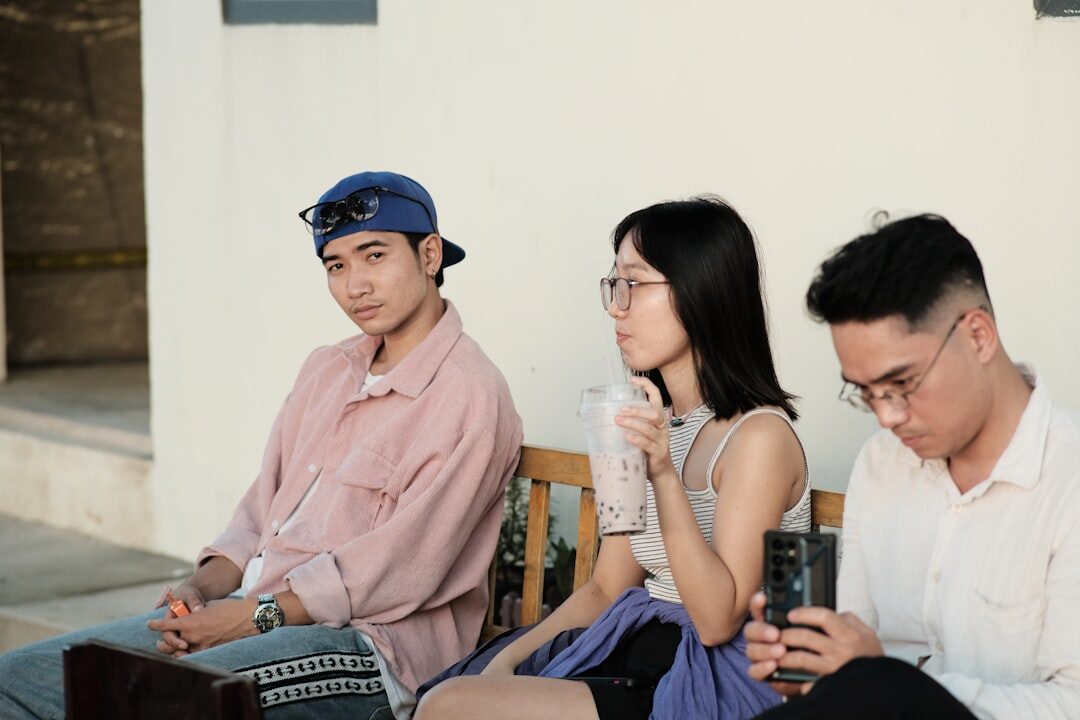 Grupo de pessoas compartilhando histórias