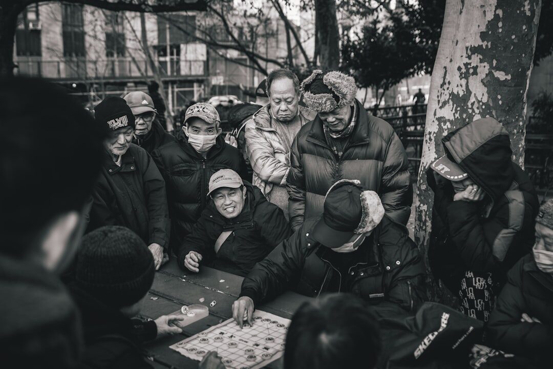 Grupo de pessoas compartilhando histórias