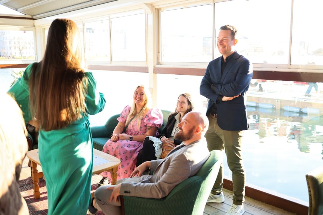 Grupo de pessoas ouvindo um contador de histórias