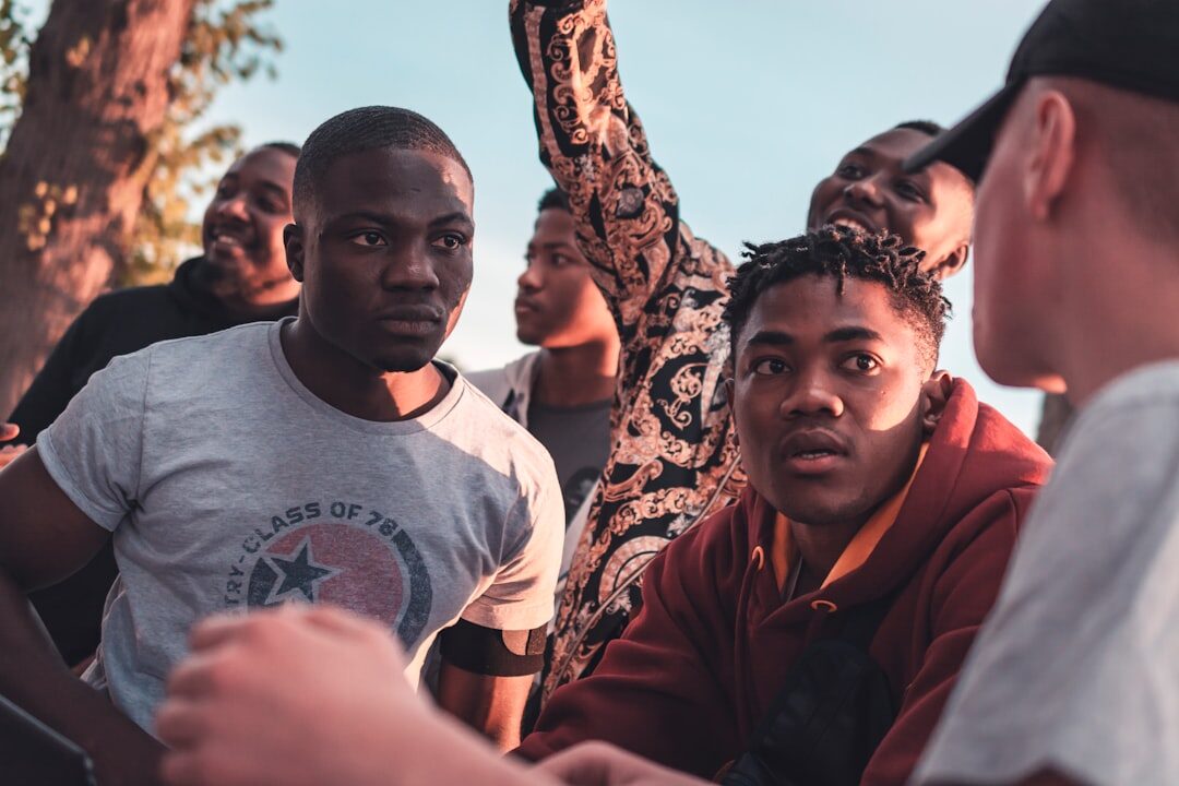 Grupo de pessoas ouvindo uma história