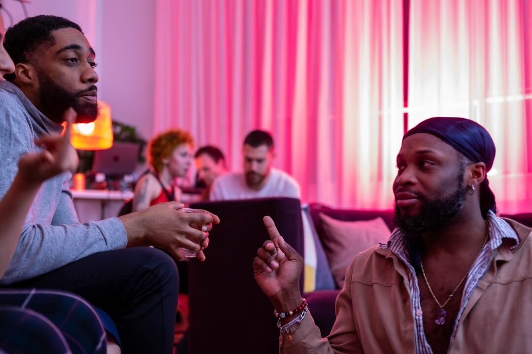 Grupo discutindo técnicas de storytelling