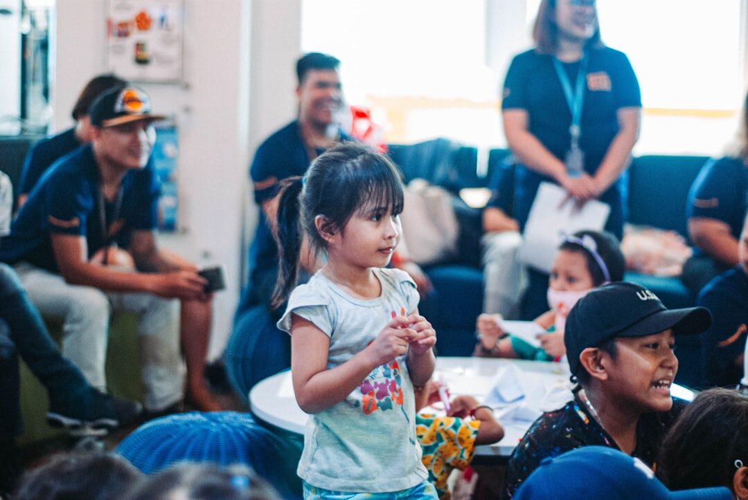 Grupo diverso apreciando uma sessão de storytelling