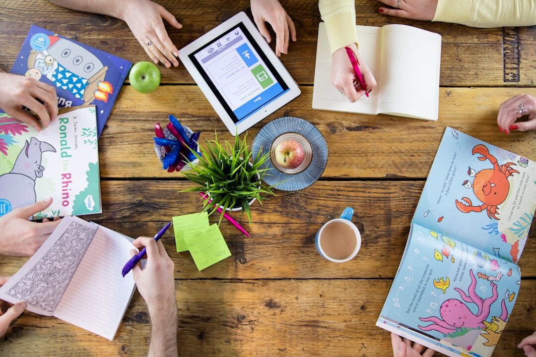 Grupo diverso brainstorming ideias de storytelling