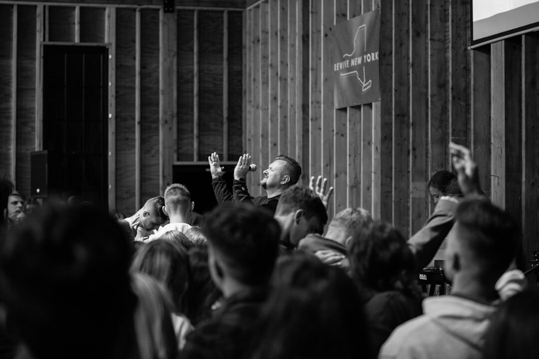 Homem contando uma história para a audiência