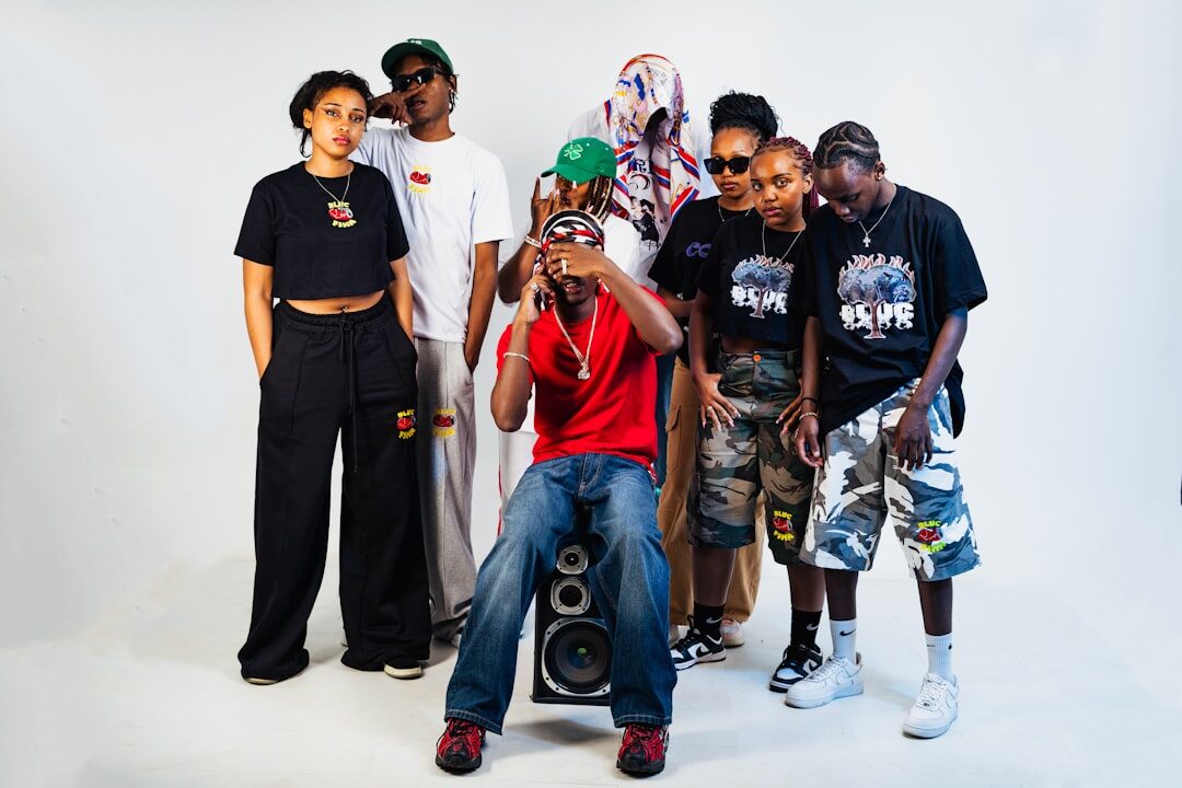 Influenciador local promovendo uma marca