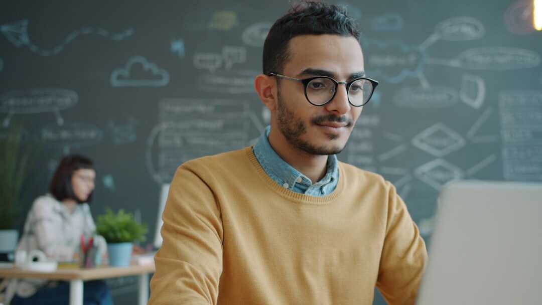 Jovem empreendedor trabalhando no laptop