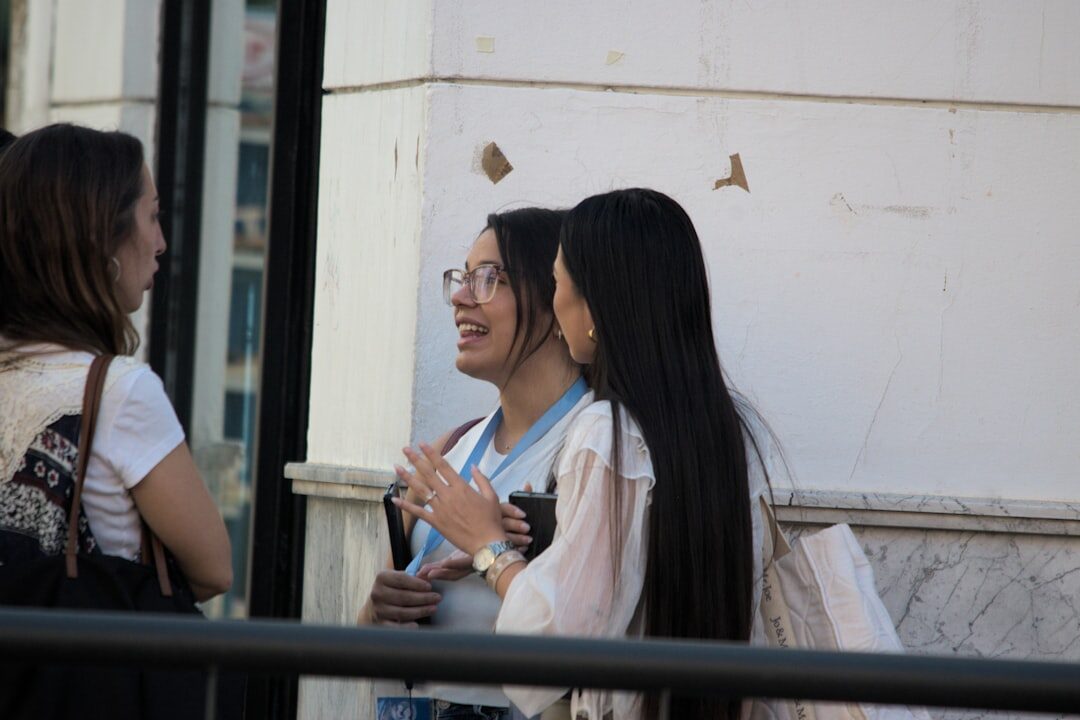 Mulher contando uma história para amigos