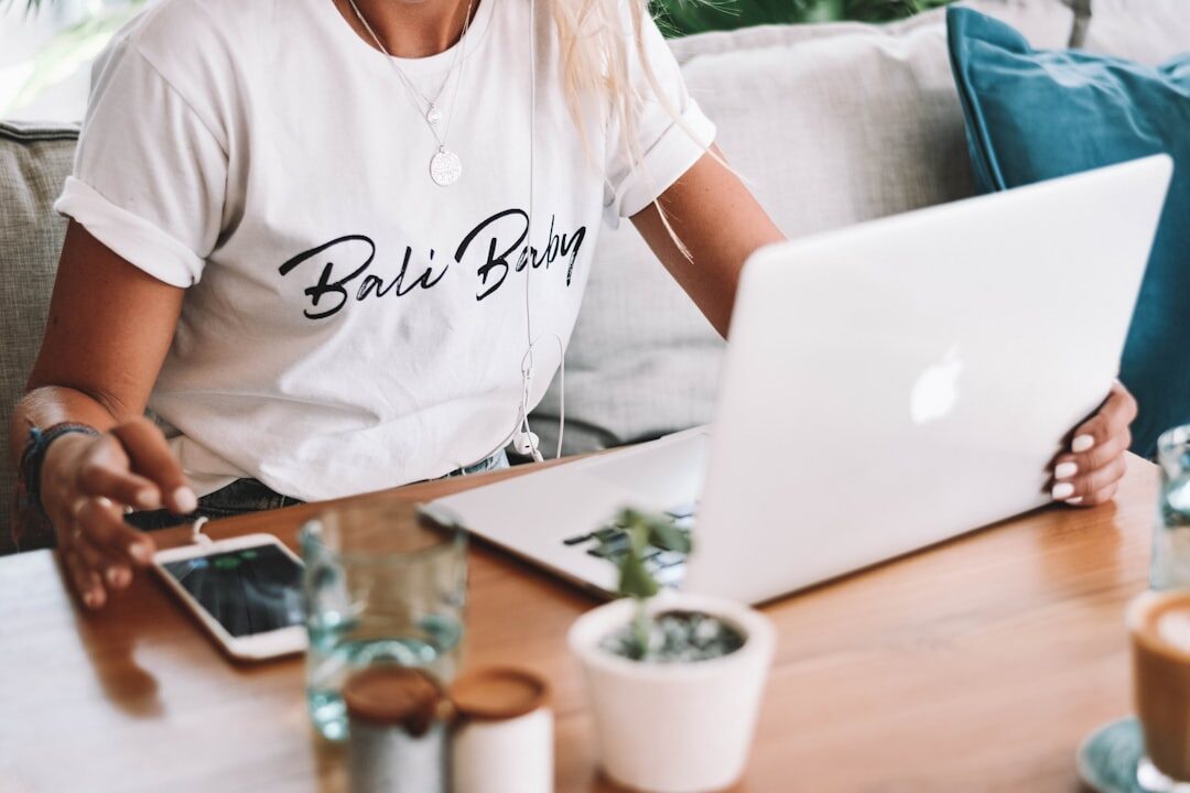 Mulher navegando em produtos de beleza online