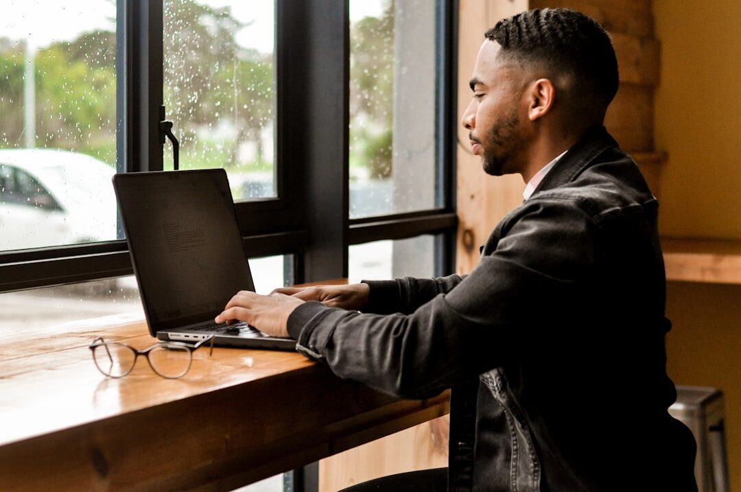 Pequeno empresário utilizando laptop