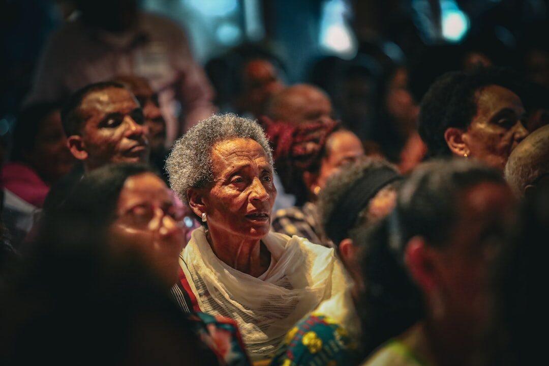 Pessoa contando uma história para o público