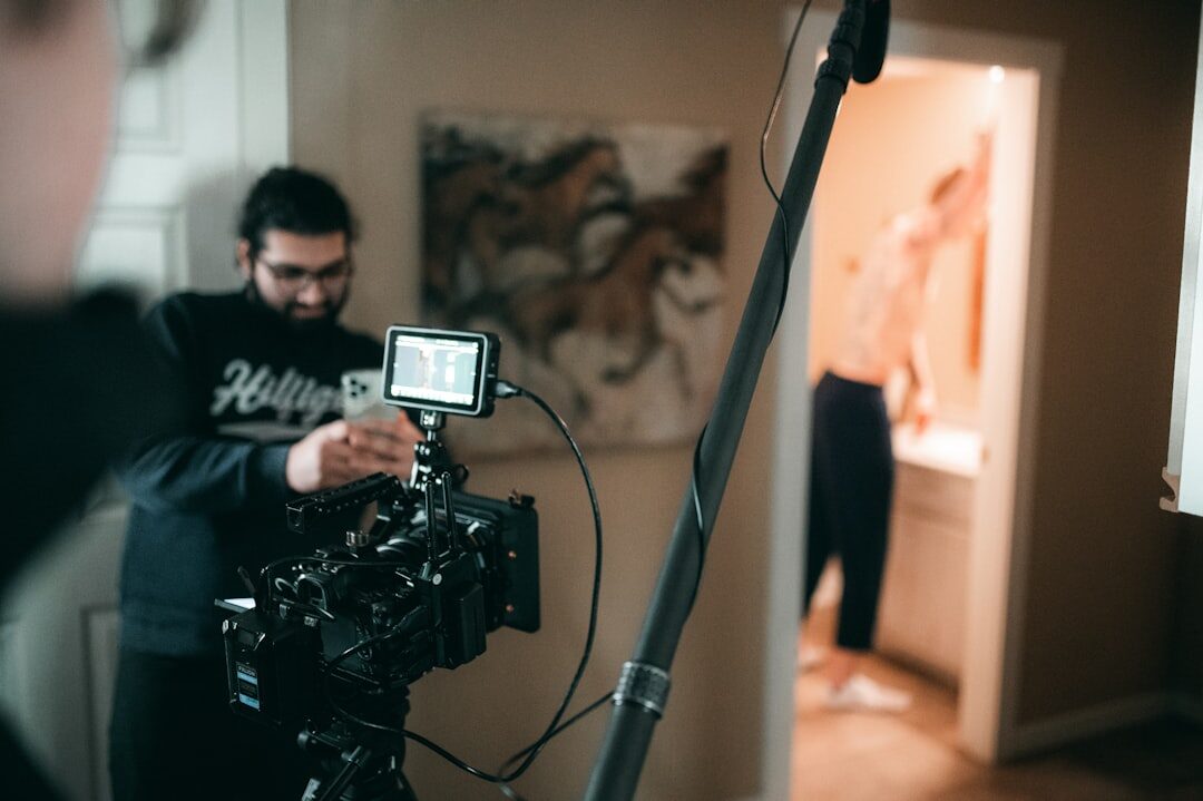 Pessoa criando conteúdo em vídeo para marketing