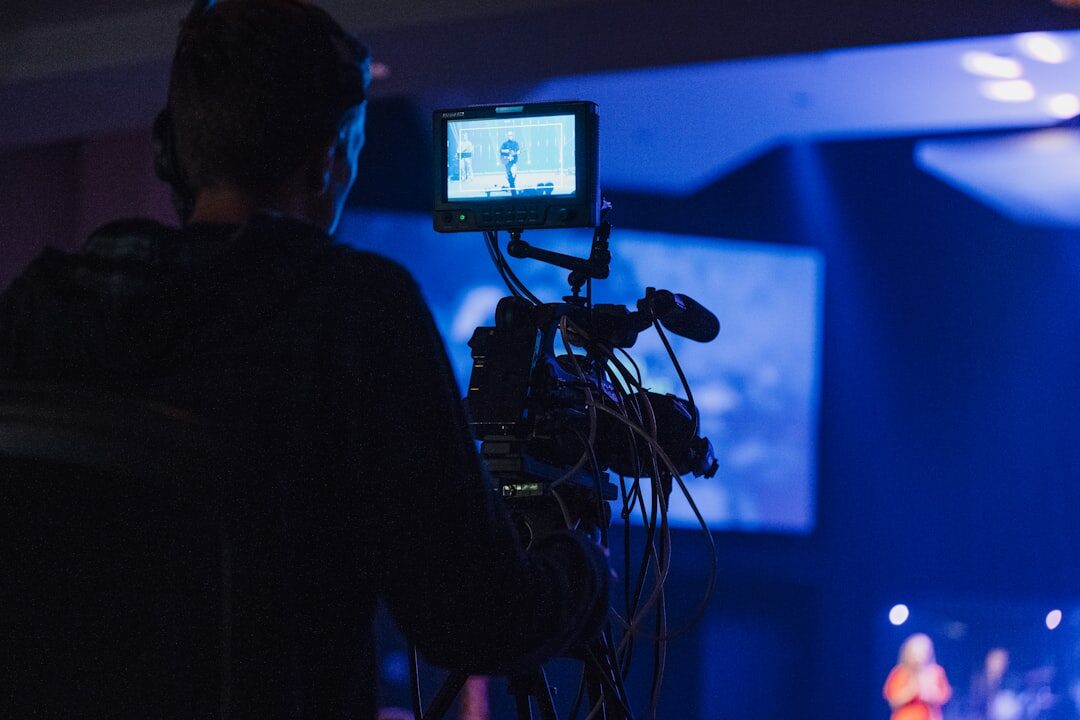 Pessoa criando conteúdo em vídeo para redes sociais