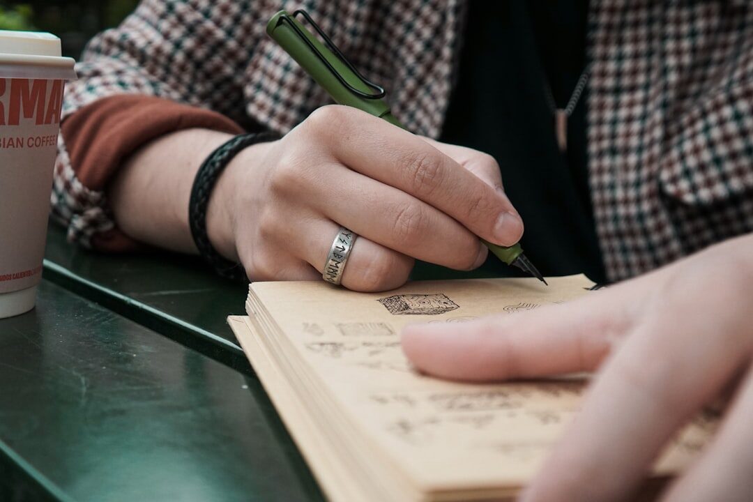 Pessoa escrevendo um roteiro de storytelling