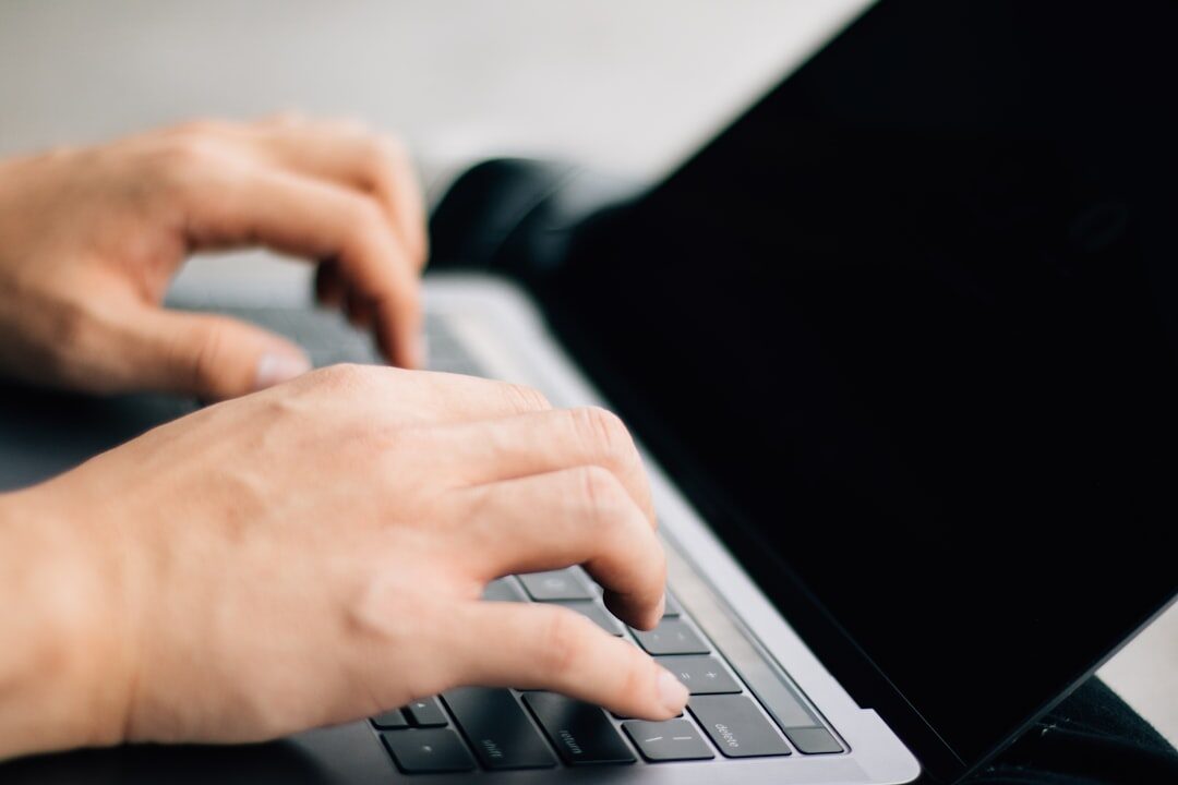 Pessoa usando laptop para criar anúncios
