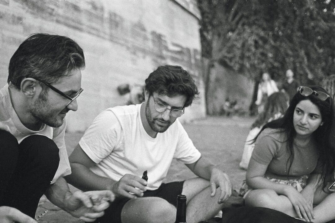 Pessoas apreciando uma sessão de contação de histórias