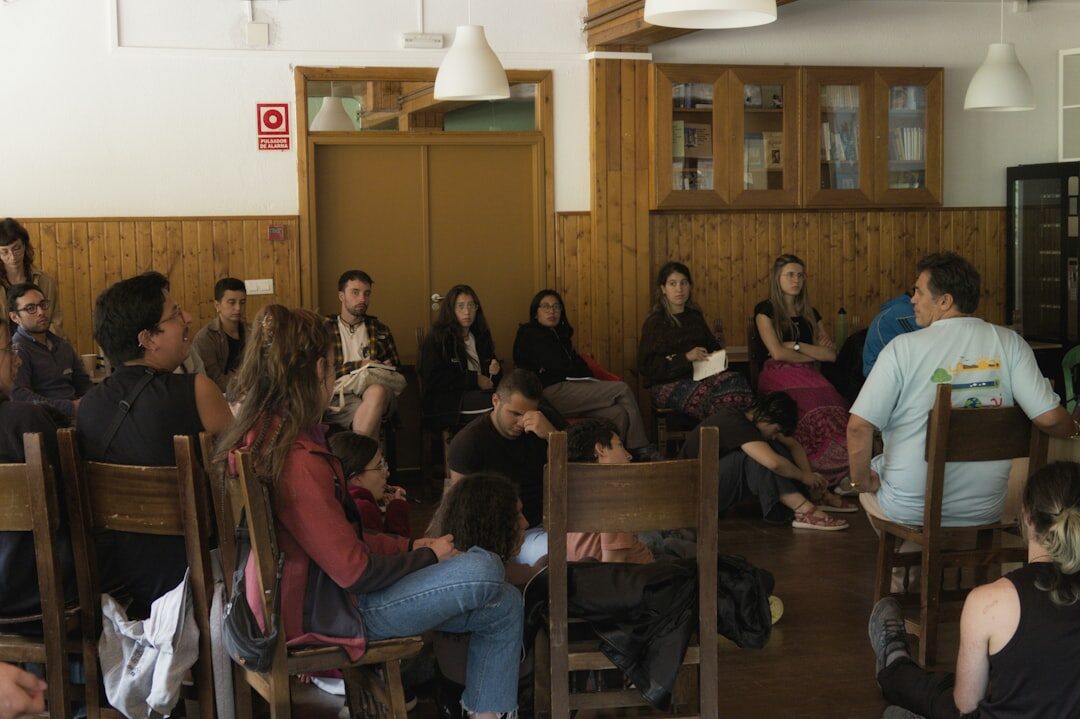 Pessoas contando histórias em grupo