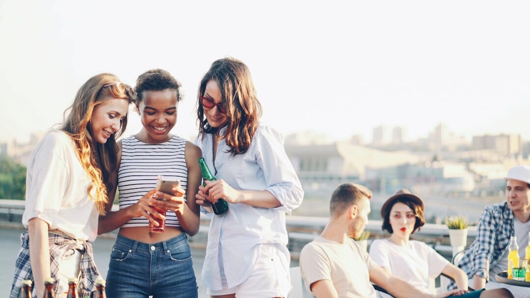Pessoas diversas usando smartphones