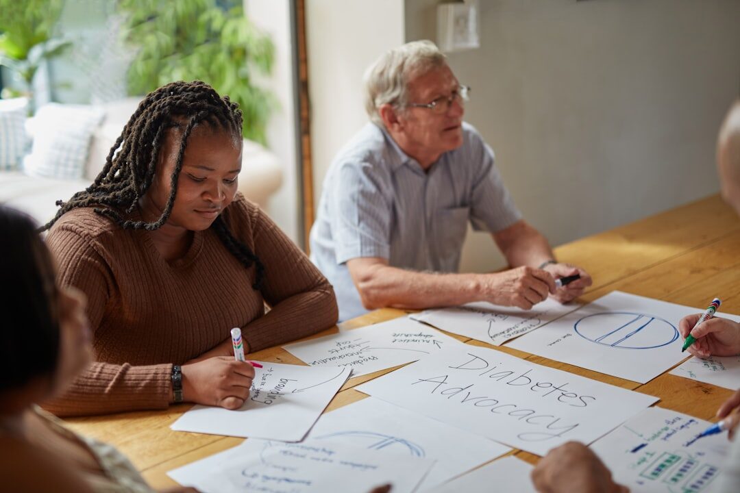 Pessoas envolvidas em uma sessão de storytelling