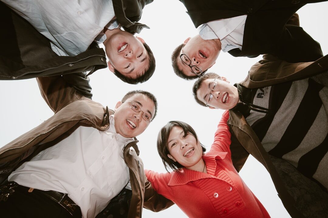 Profissionais de negócios celebrando sucesso