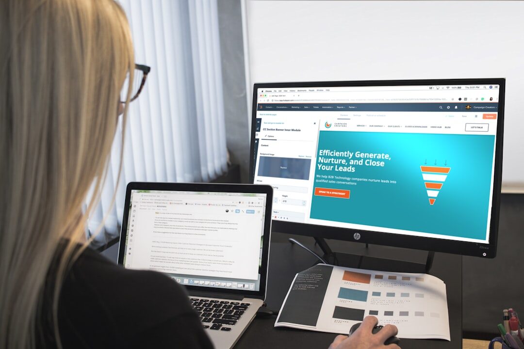 Profissional de marketing digital analisando desempenho de anúncios