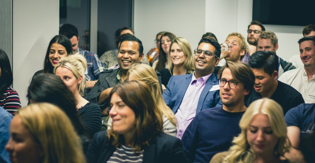Público envolvido em apresentação de storytelling