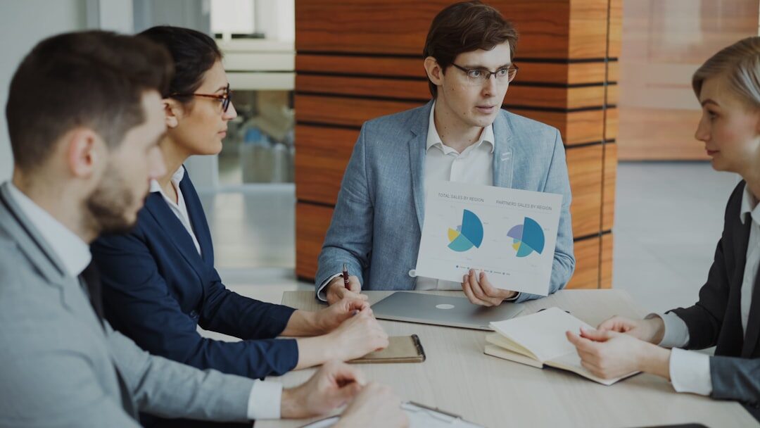 Reunião sobre estratégia de marketing digital