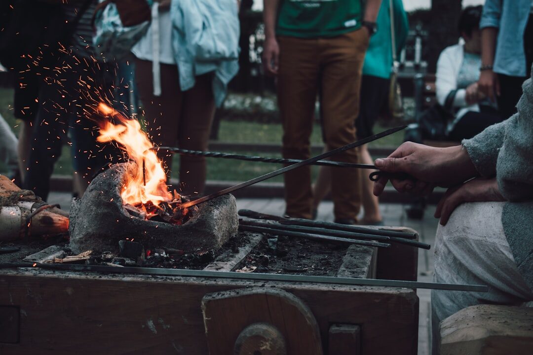 Amigos contando histórias ao redor do fogo