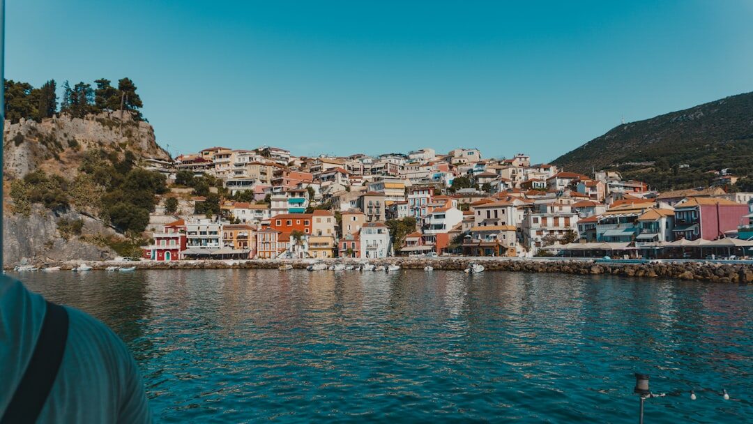 Cidade portuária movimentada com negócios