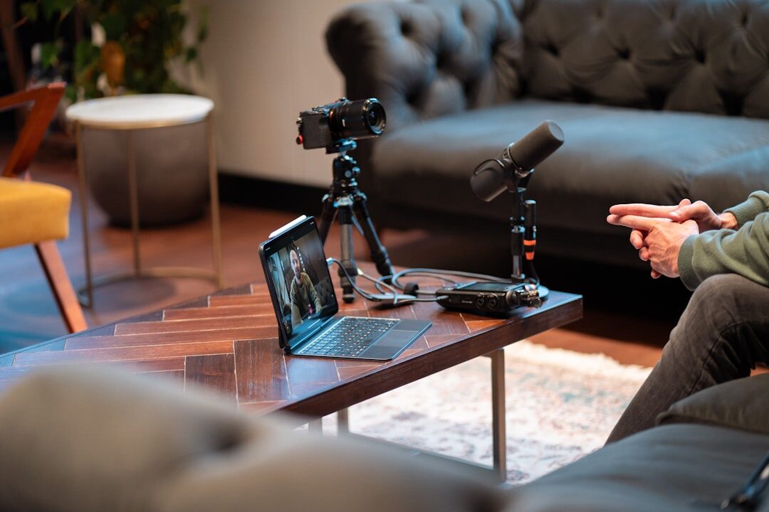 Criador de conteúdo produzindo vídeo envolvente