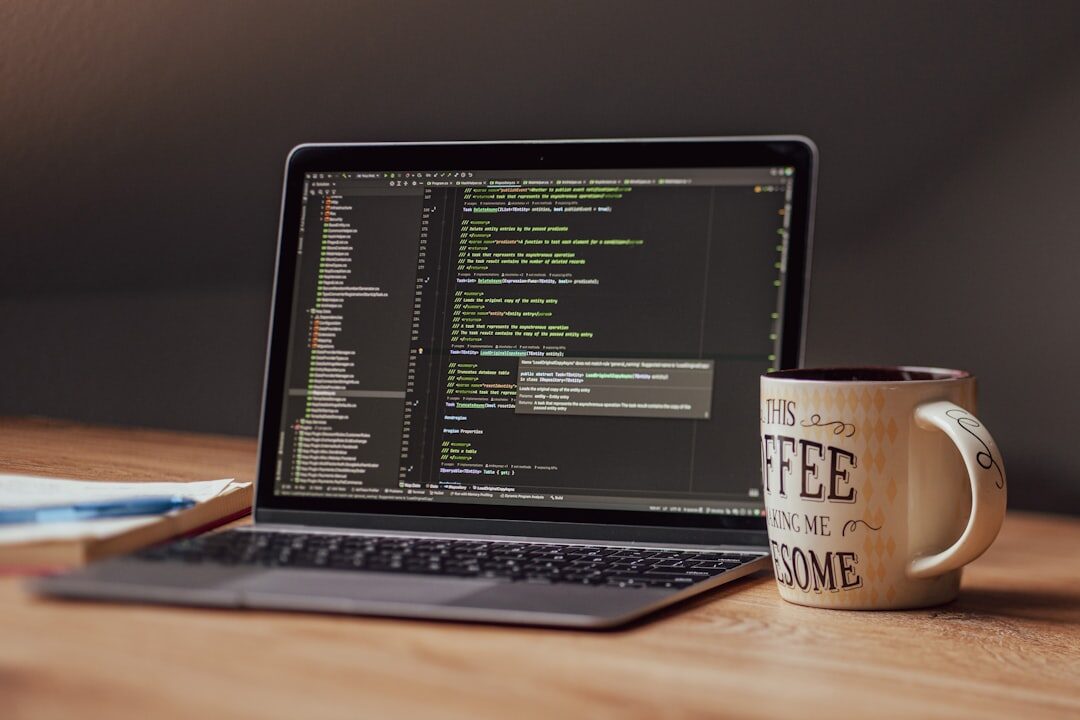 Desenvolvedor codificando projeto de site