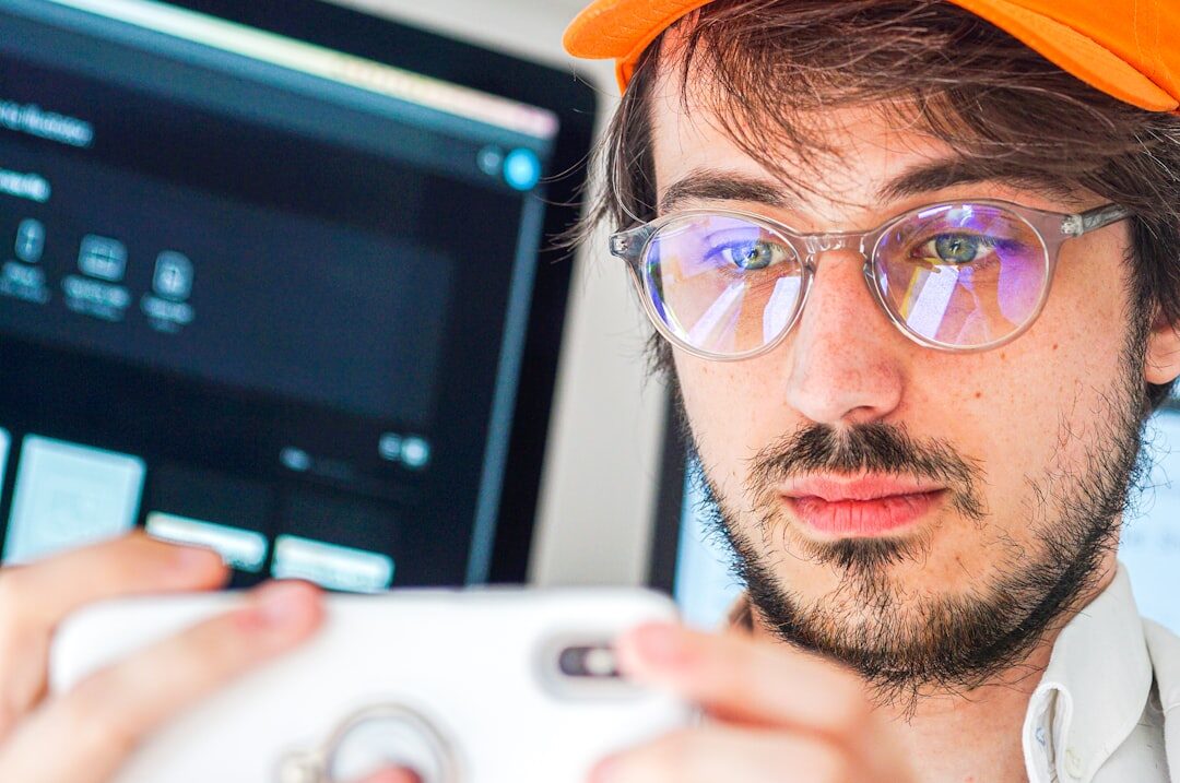 Desenvolvedor otimizando a eficiência energética do site