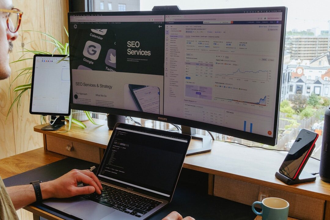Desenvolvedor utilizando ferramentas modernas de desenvolvimento web