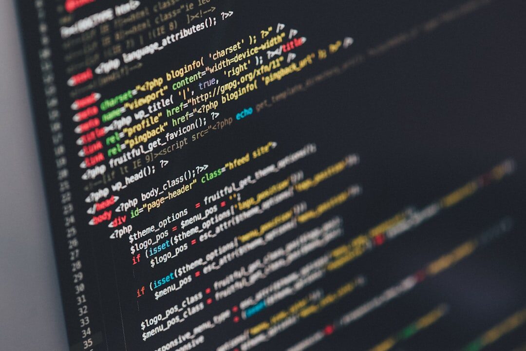 Desenvolvedor web codificando um site