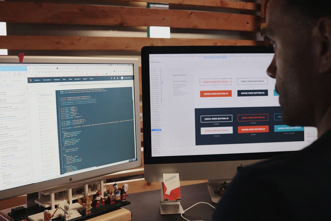 Desenvolvedor web programando site