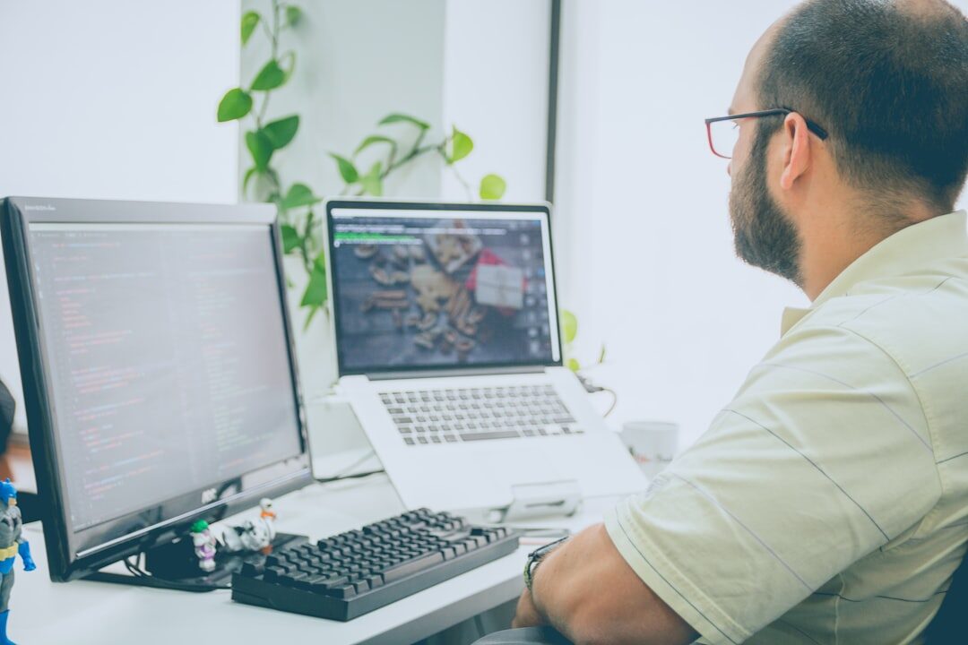 Desenvolvedor web utilizando sistema de gerenciamento de conteúdo