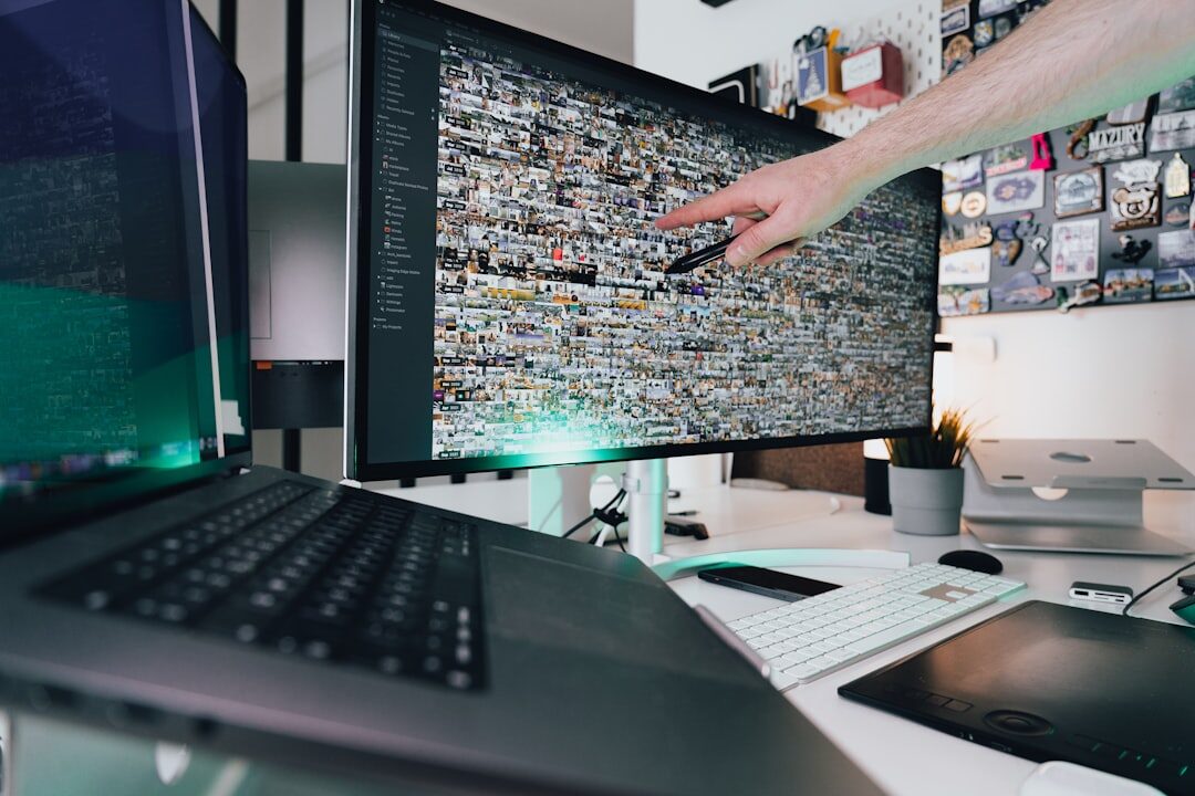 Designer de sites trabalhando no computador