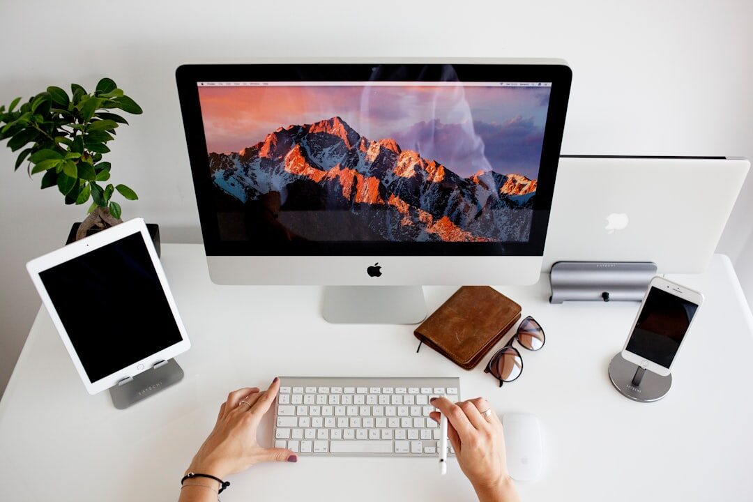 Designer de web criando um site responsivo