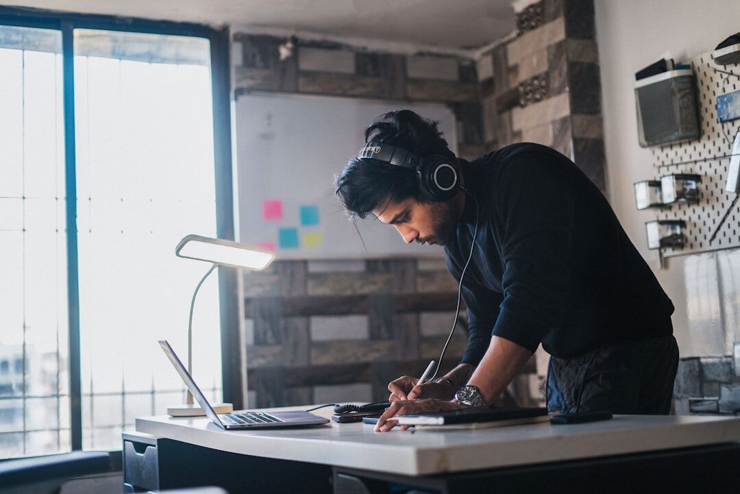 Empreendedor analisando dados de marketing
