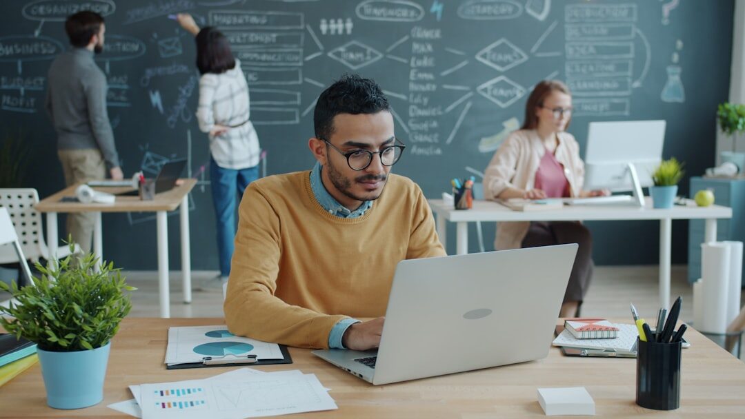 Empreendedor analisando dados de marketing digital