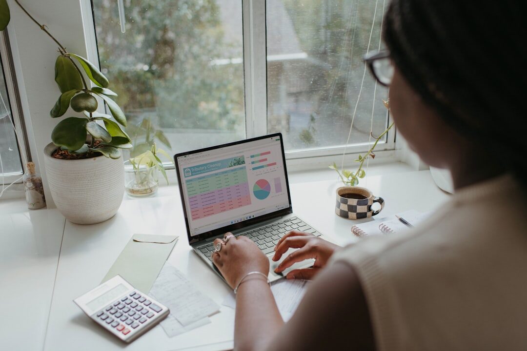Empreendedor analisando métricas de site