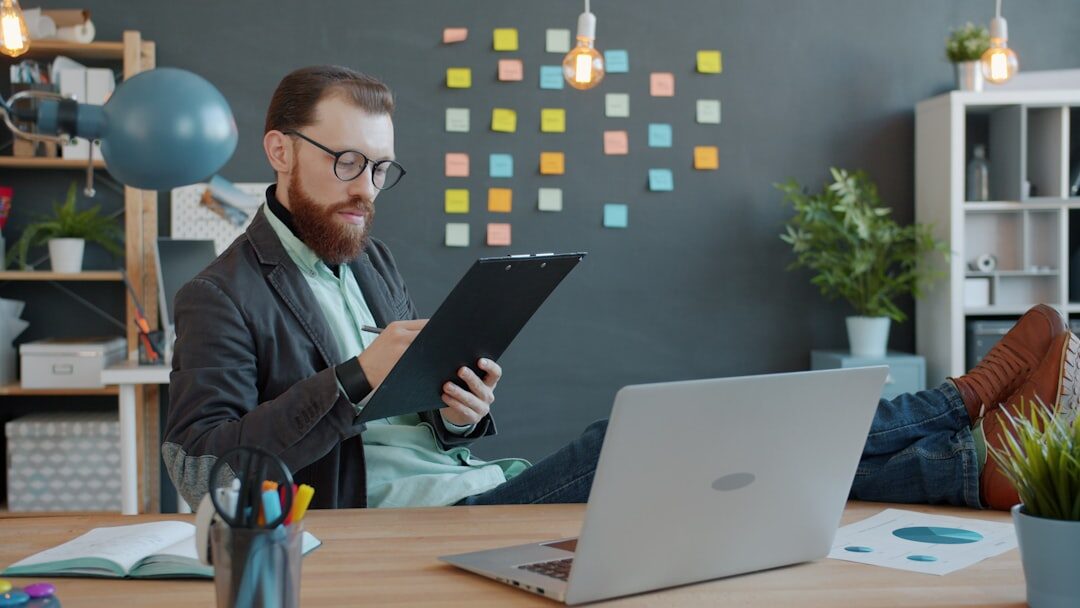 Empreendedor analisando tendências de marketing digital
