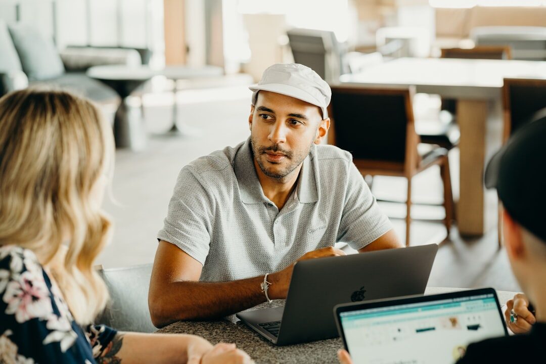 Empreendedor discutindo estratégias de marketing