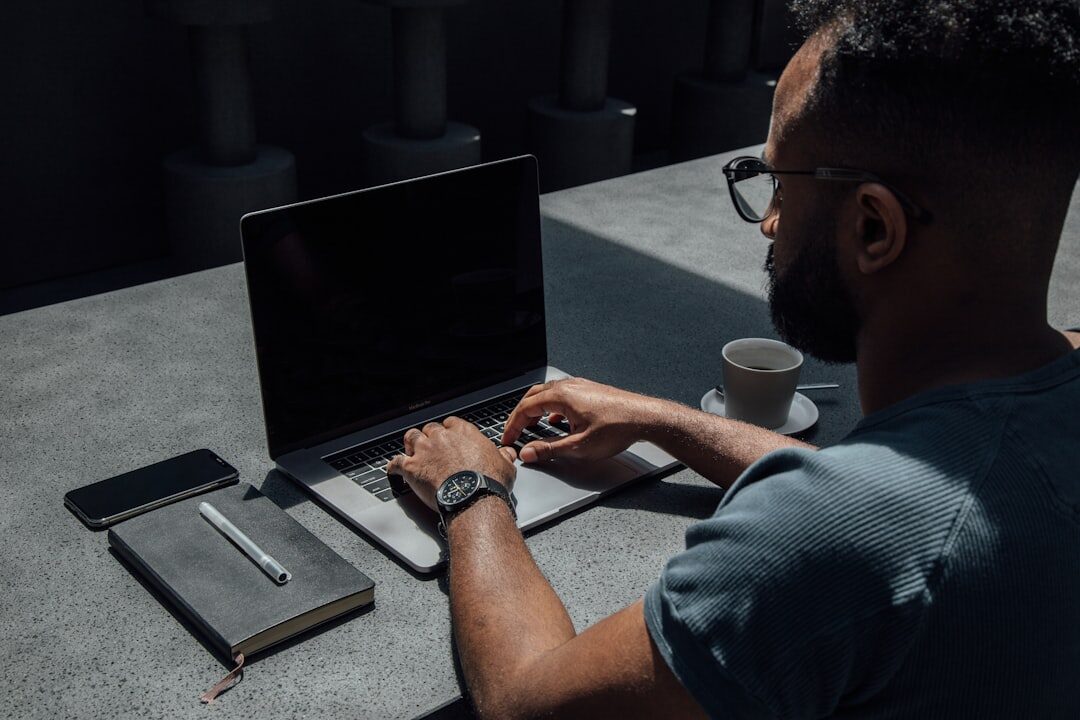 Empreendedor utilizando ferramentas de marketing com IA