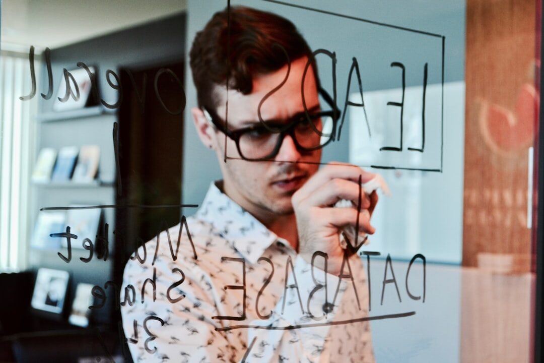 Empreendedor utilizando ferramentas de marketing digital