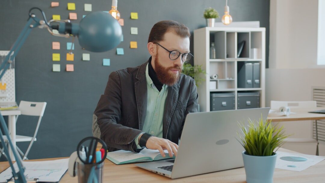 Empresário analisando campanhas de anúncios online