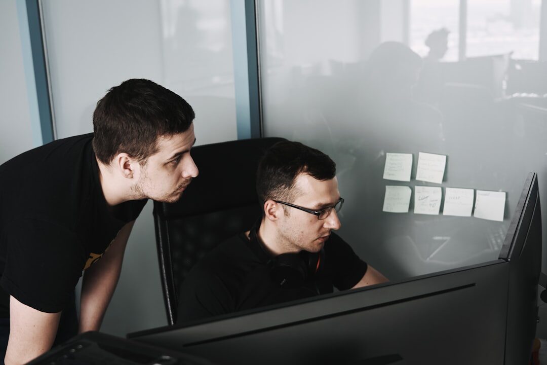 Equipe analisando o desempenho de anúncios