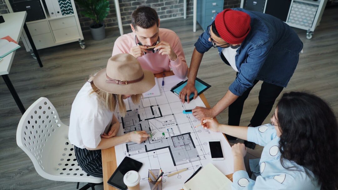 Equipe colaborando em estratégia de marketing