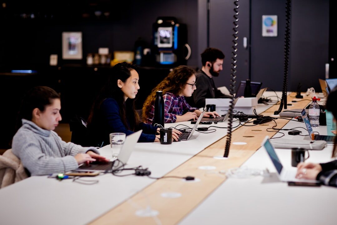 Equipe colaborando no design de web