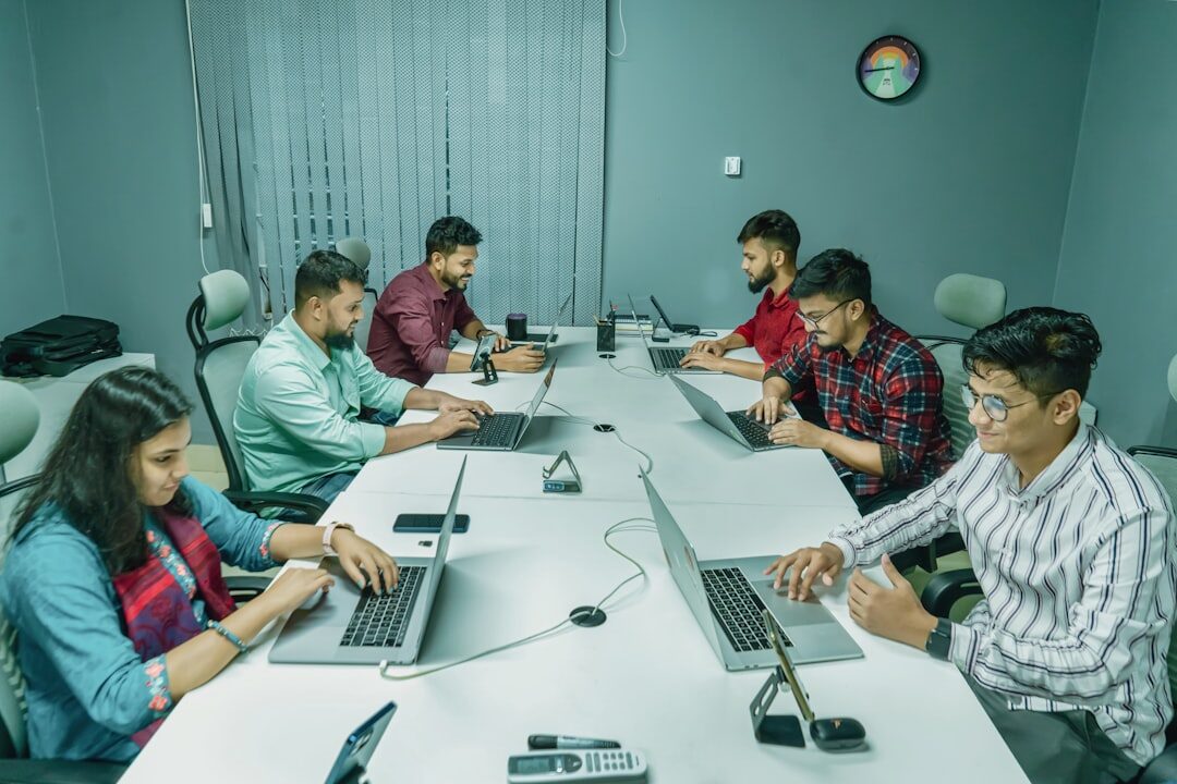 Equipe criando conteúdo envolvente